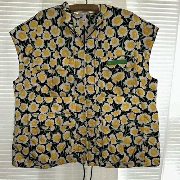 DVF x Target XL Nylon Packable Yellow Poppy Short Sleeve Hooded Utility Vest - Picture 8 of 16